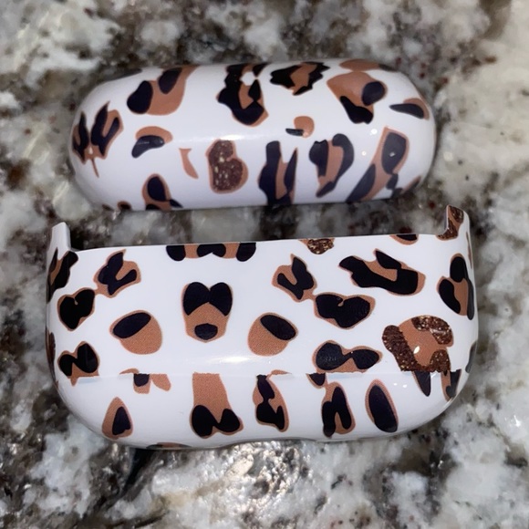 🇺🇸 NWT AirPod Pro Cheetah Print Case - Picture 3 of 3
